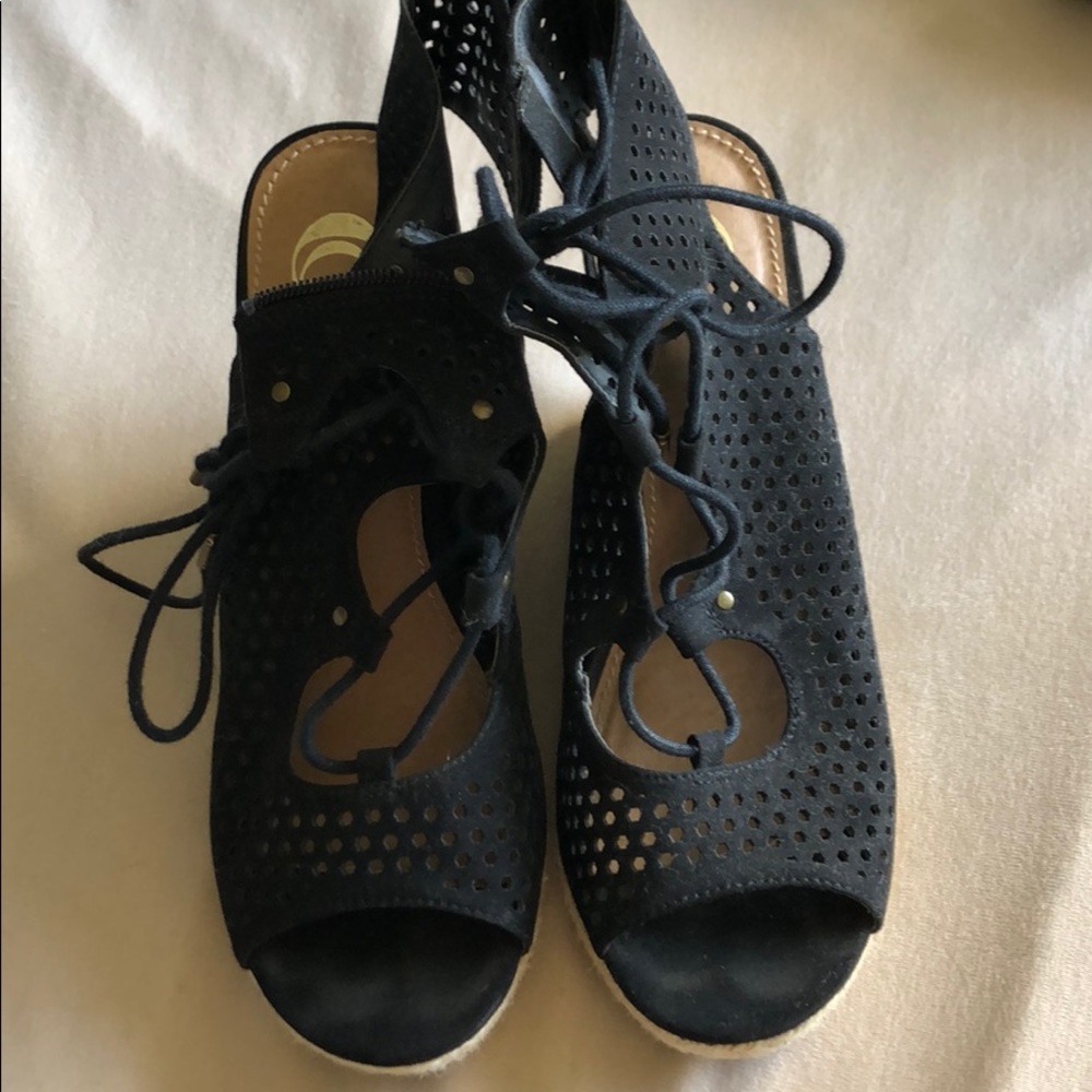 Super cute black wedges